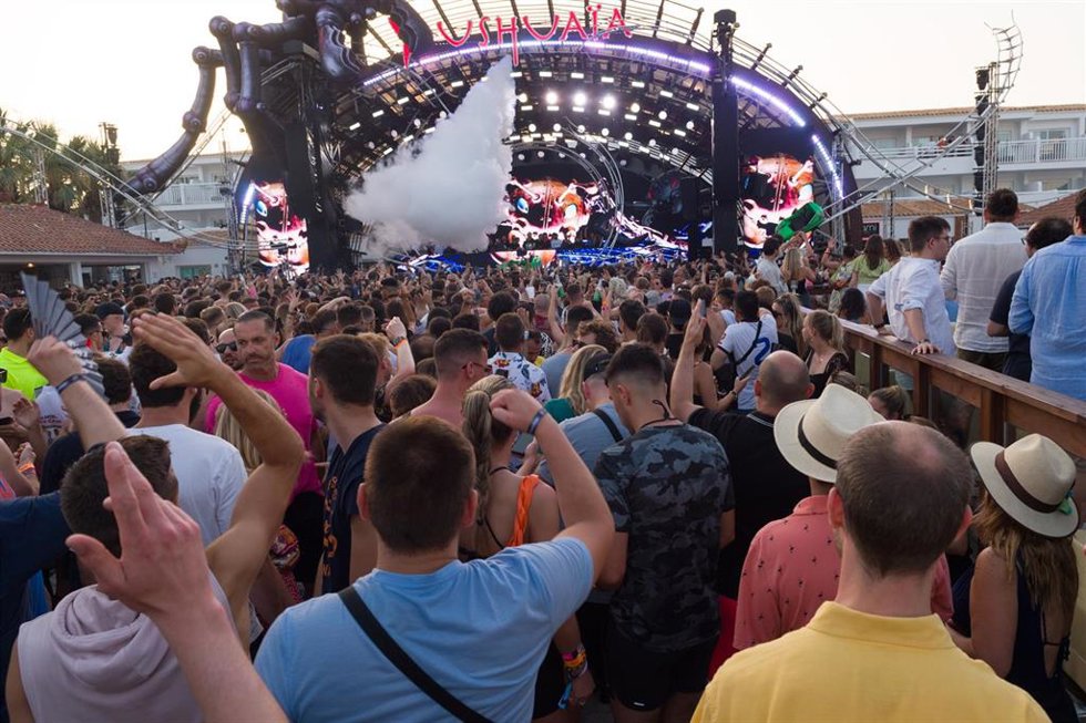 Varias personas bailan durante la fiesta Ants de la discoteca Ushuaia Ibiza