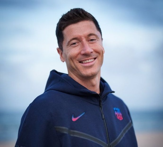 El delantero polaco Robert Lewandowski celebra su fichaje por el FC Barcelona.