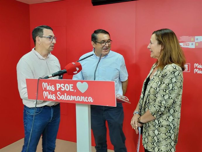 Los procuradores del PSOE por Salamanca Fernando Pablos, Juan Luis Cepa y Rosa Rubio, de izquierda a derecha, en la sede provincial del Partido Socialista.