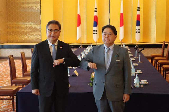 Los ministros de Exteriores de Japón y Corea del Sur, Yoshimasa Hayashi y Park Jin, respectivamente.