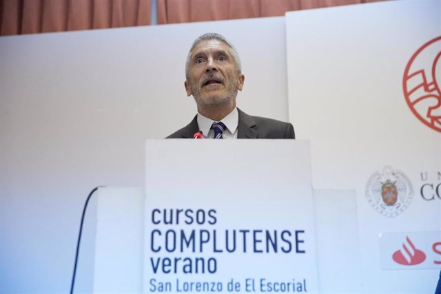 El ministro del Interior, Fernando Grande-Marlaska, participa en el curso 'El futuro inmediato del terrorismo yihadista: tendencias globales, conflictos regionales y dinámicas internas' en la 35 Edición de los Cursos de Verano Complutense (UCM) en el Real