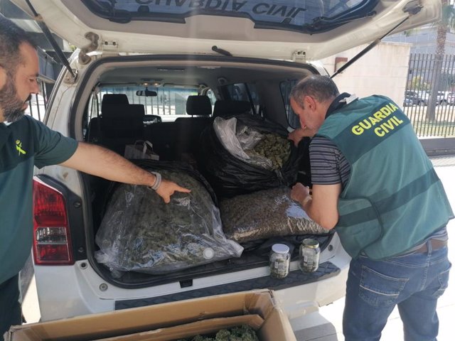 Agentes interceptan 18 kilos de marihuana envasada al vacío dispuesta para su venta.