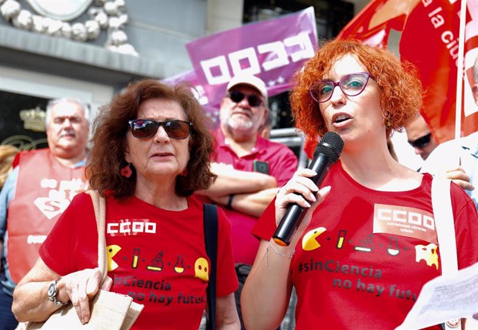 La investigadora de CSIC, Elisa Fernández (d), interviene durante una concentración frente al Congreso de los Diputados, a 23 de junio de 2022, en Madrid (España)