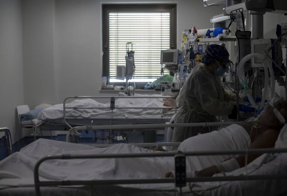 Archivo - Una trabajadora de la limpieza durante su jornada laboral en una UCI en plena pandemia, en 2020 (archivo).