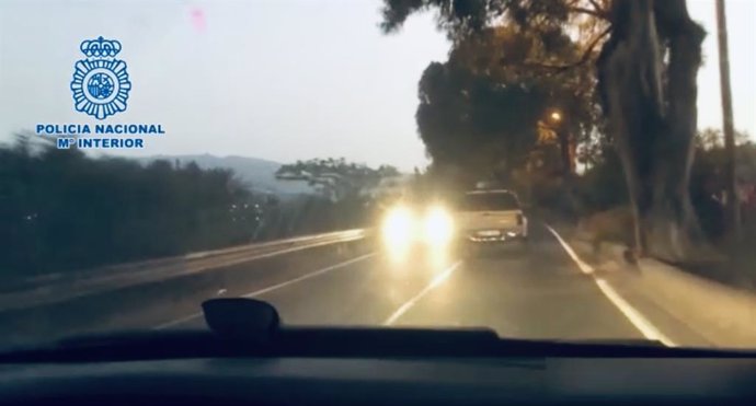 El vehículo interceptado invadiendo los dos carriles de una carretera de Tafira, en Las Palmas de Gran Canaria