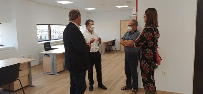 Visita del delegado territorial de Justicia, Enrique Barchino, a las plantas remodeladas del edificio judicial de La Caleta una vez incorporado el mobiliario.