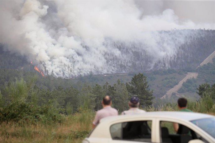 Labores de extinción del fuego en la Sierra de Caurel, a 17 de julio de 2022, en A Pobra do Brollón, Lugo, Galicia, (España). Los incendios forestales de Folgoso do Courel son varios; dos en la parroquia de Vilamor, uno con unas 500 hectáreas calcinadas