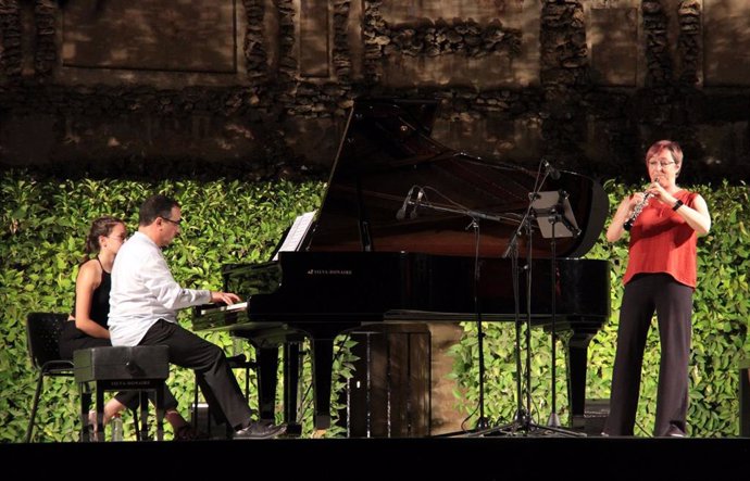 Archivo - Sarah Roper e Ignacio Torner, en el escenario de Noches en los Jardines del Alcázar.