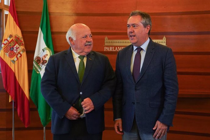 El presidente del Parlamento andaluz, Jesús Aguirre, recibe a el secretario general del PSOE-A, Juan Espadas, en el inicio de  la ronda de consultas con los grupos parlamentarios previa a proponer un candidato a la sesión de investidura del presidente d