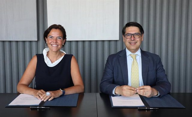 La responsable global de BBVA CIB, Luisa Gómez Bravo, y el vicepresidente del BEI, Ricardo Mourinho Félix, durante la firma de un acuerdo que supondrá la movilización de 1.194 millones de euros para acción climática y pymes en España
