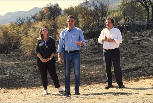 El presidente del Gobierno, Pedro Sánchez, visita la zona afectada por el incendio de Casas de Miravete, junto al presidente de la Junta, Guillermo FErnández Vara, y la delegada del Gobierno, Yolanda García Seco