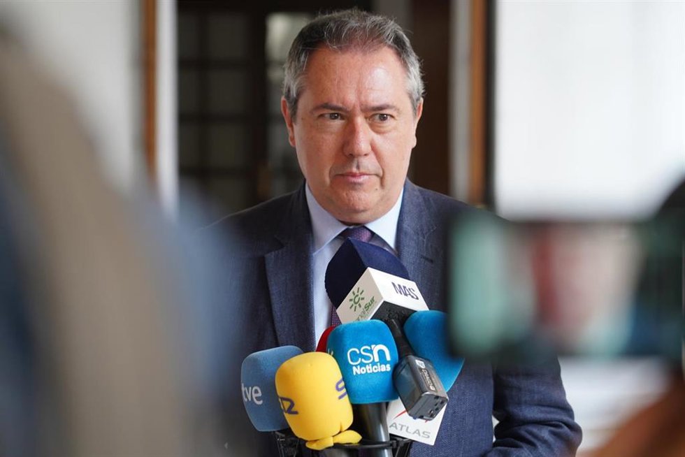 El secretario general del PSOE-A, Juan Espadas. en declaraciones a la prensa en el inicio de  la ronda de consultas con los grupos parlamentarios previa a proponer un candidato a la sesión de investidura del presidente de la Junta a 18 de julio del 2022