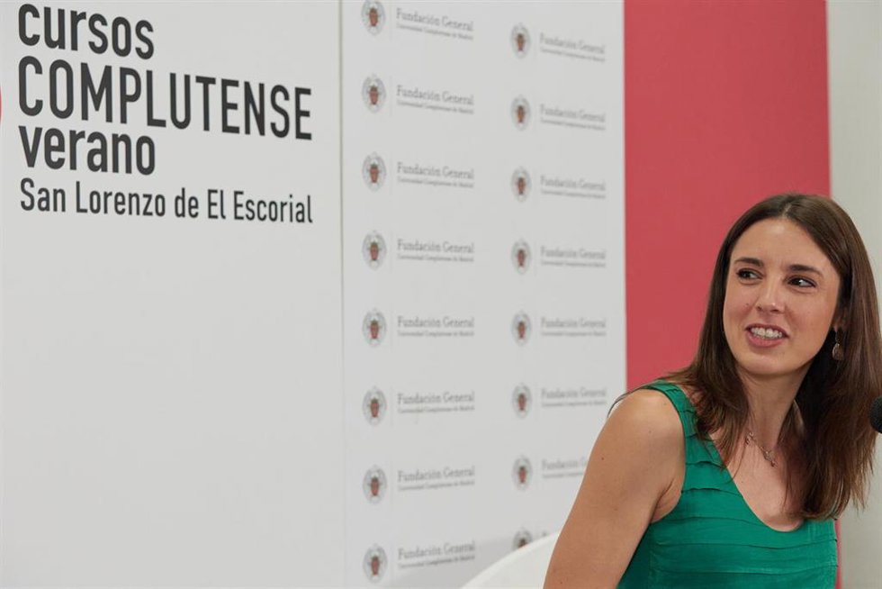 La ministra de Igualdad, Irene Montero, participa en la mesa redonda "¿Sirve el feminismo para las crisis?", en el curso dentro de la 35 Edición de los Cursos de Verano Complutense (UCM).