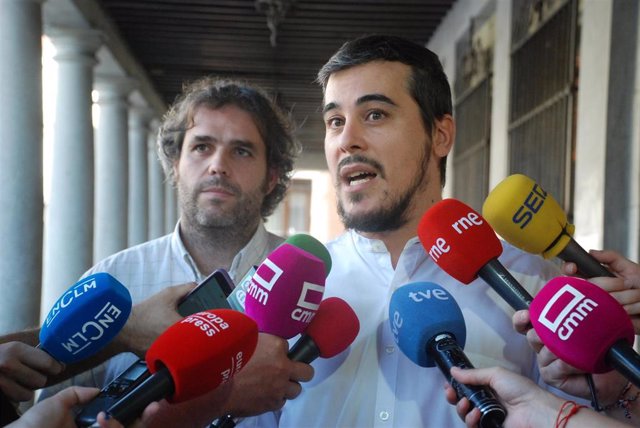 El responsable del Área de Política Municipal de Izquierda Unida Castilla-La Mancha, Jacobo Medianero, junto al responsable regional de Podemos Castilla-La Mancha, José Luis García Gascón.