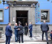 El presidente canario reconoce el "magnífico trabajo" de José Segura en Casa África, que continuará al frente