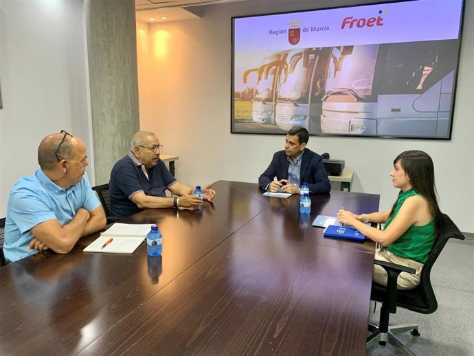 Antonio Torres; Juan Jesús Martínez; José Ramón Díez de Revenga, y Marina Munuera, durante la reunión mantenida hoy en la sede de la Consejería.