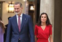 La Reina Letizia, radiante de color rojo, entrega junto al Rey Felipe los Premios Nacionales del Deporte