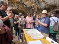 Encuentran una gran cantidad de restos arqueológicos en la Cueva del Tendal