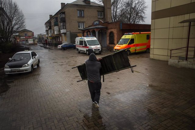 Archivo - Un trabajador de la ONG checa SOS Vostok traslada una camina a su vehículo tras trasladar a personas ancianas de Toretsk a Pokrovsk, en Ucrania