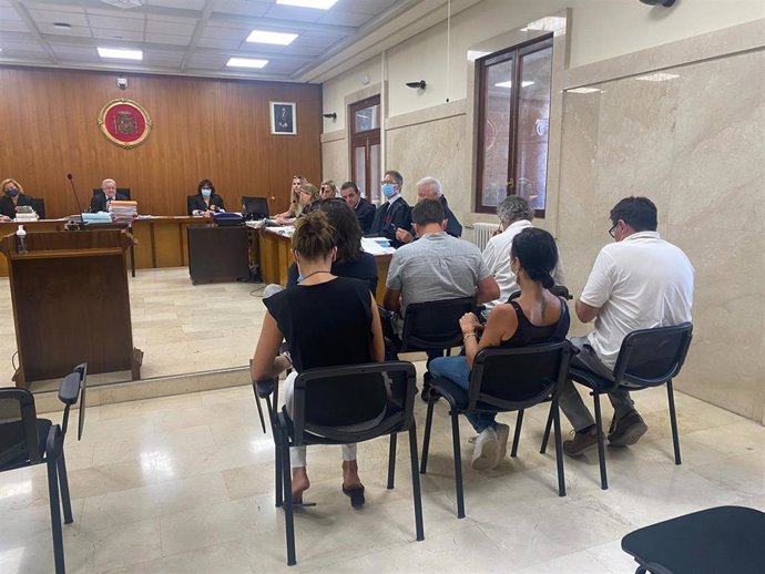 Los seis acusados de estafar a varias personas al vender dependencias del antiguo apartahotel S'Espigol Beach durante el juicio.
