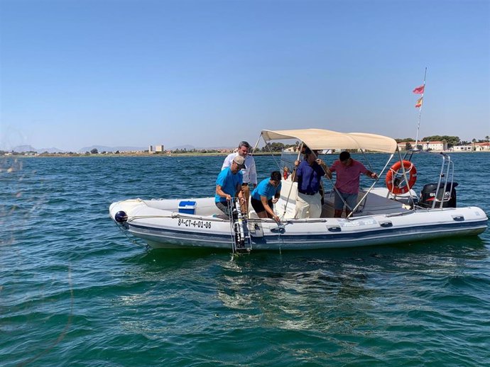 Técnicos de la Comunidad toman muestras en el Mar Menor