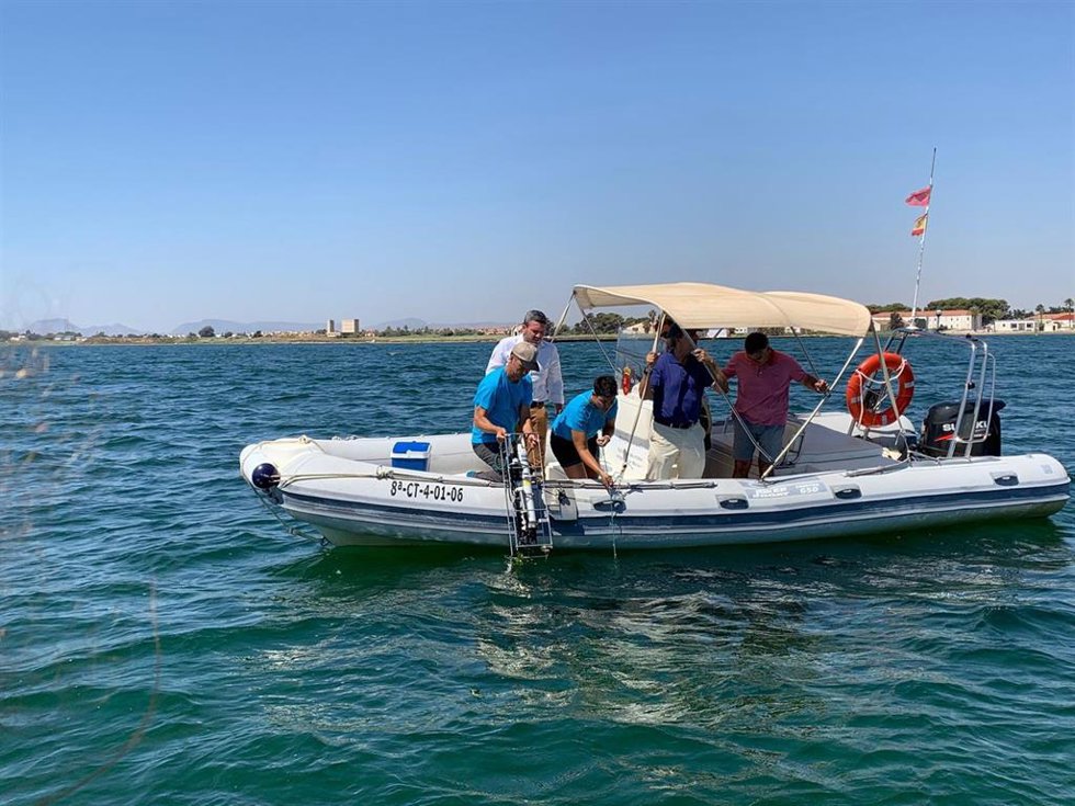 Técnicos de la Comunidad toman muestras en el Mar Menor
