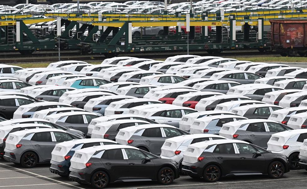 Archivo - FILED - 27 January 2022, Zwickau: Volkswagen's fully electric vehicles are parked in Zwickau park of the Volkswagen factory. Photo: Hendrik Schmidt/dpa