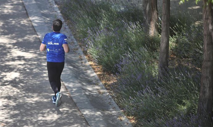Archivo - Un hombre corre por el Parque Madrid Río 