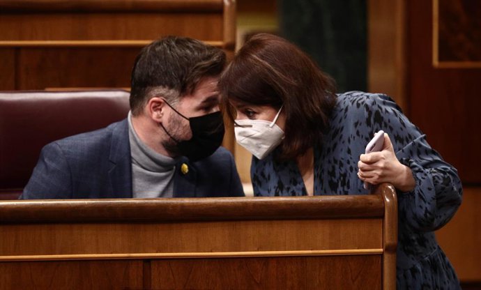 Archivo - El portaveu d'ERC al Congrés, Gabriel Rufián, amb l'exportaveu del PSOE Adriana Lastra