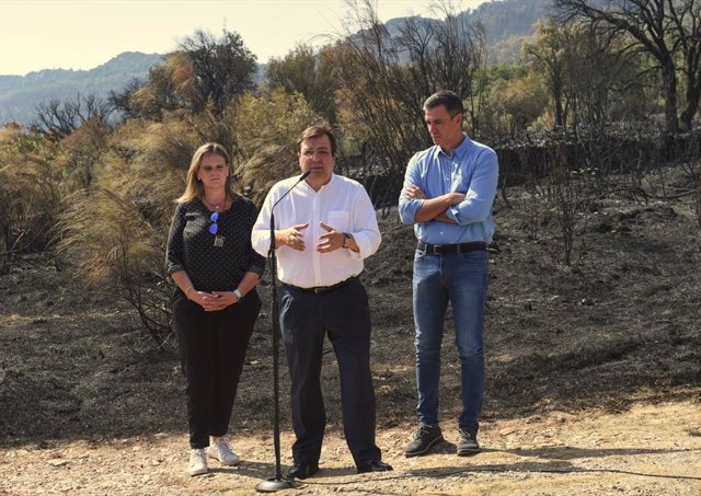 Fernández Vara visita la zona afectada por el incendio de CAsas de Miravete junto a Pedro Sánchez