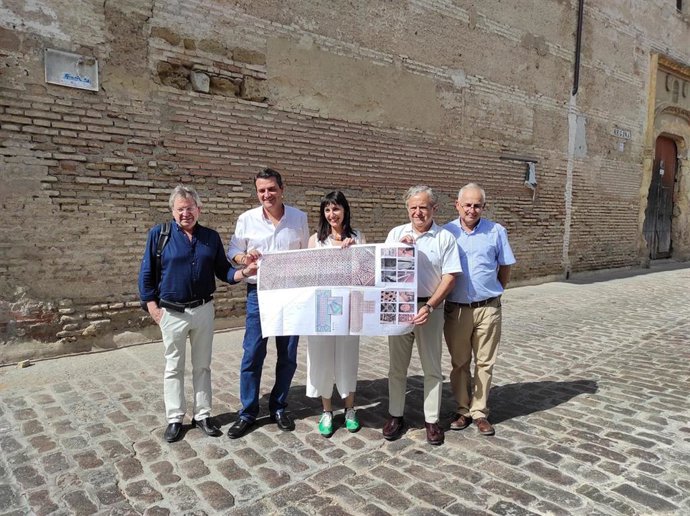 Bellido y Fuentes muestran, junto a Murillo y los técnicos municipales el proyecto de recuperación de Regina, ante el antiguo convento.