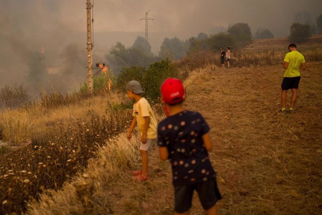 Niños observan un incendio forestal, a 17 de julio de 2022, vistas desde Sant Fruitós del Bages, Barcelona, Cataluña, (España). 