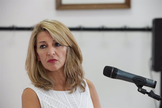 La vicepresidenta segunda, Yolanda Díaz, participa en el curso 'La guerra que lo cambió todo: soberanía energética, geopolítica y nuevos derechos' durante la 35 Edición de los Cursos de Verano Complutense (UCM) en el Real Centro Universitario Escorial-Mar