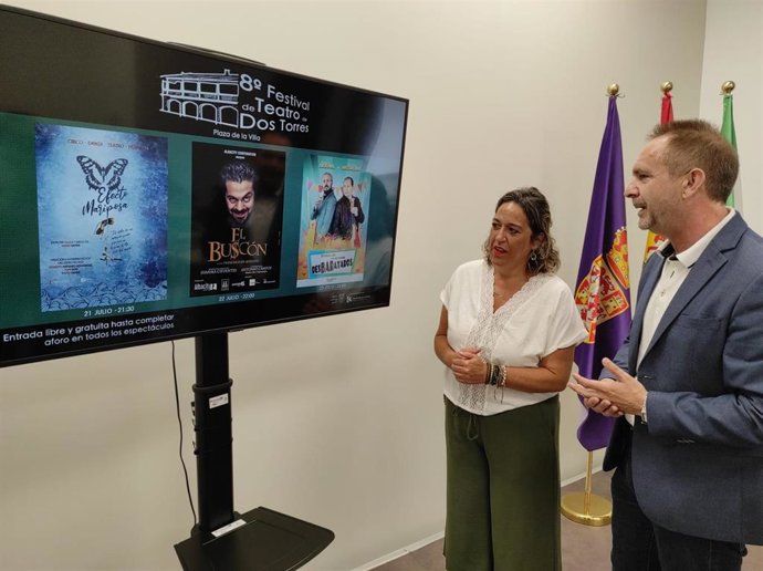 La delegada de Cultura de la Diputación de Córdoba, Salud Navajas, y el alcalde de Dos Torres, Manuel Torres, junto a la programación del Festival de Teatro.