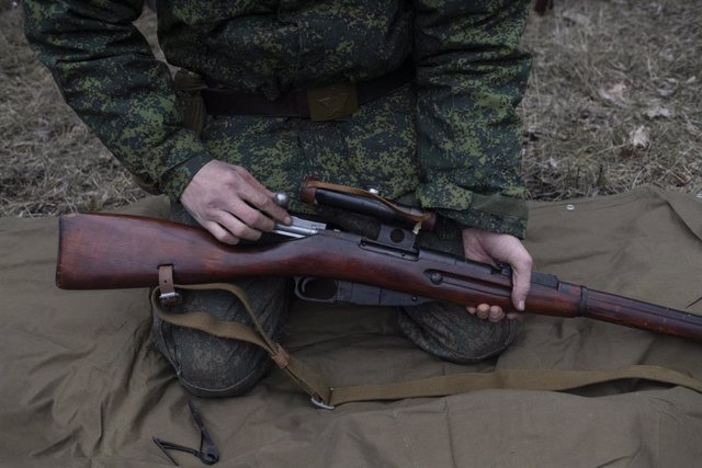 Archivo - Un soldado de la milicia popular de Lugansk sostiene un rifle
