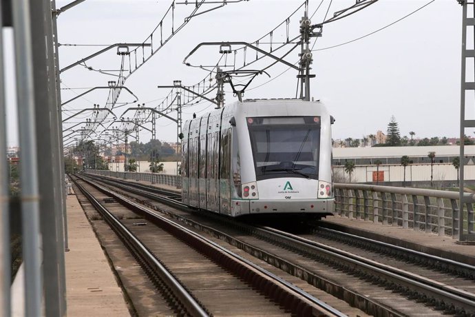 Archivo - Imagen de uno de los trenes de Metro de Sevilla.