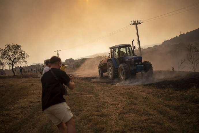 Vecinos colaboran en las labores de extinción en un incendio forestal, a 17 de julio de 2022, vistas desde Sant Fruitós del Bages, Barcelona, Cataluña, (España). 