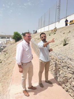 El delegado de Medio Natural y Carreteras de la Diputación de Córdoba, Francisco Palomares (izda.), y el alcalde de Cañete de las Torres, Félix Romero.