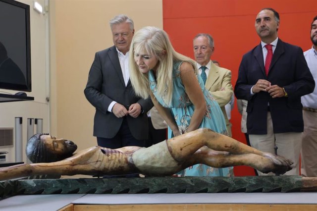 Del Pozo comprueba la restauración del Cristo del Subterráneo que se ha realizado en la sede del IAPH.