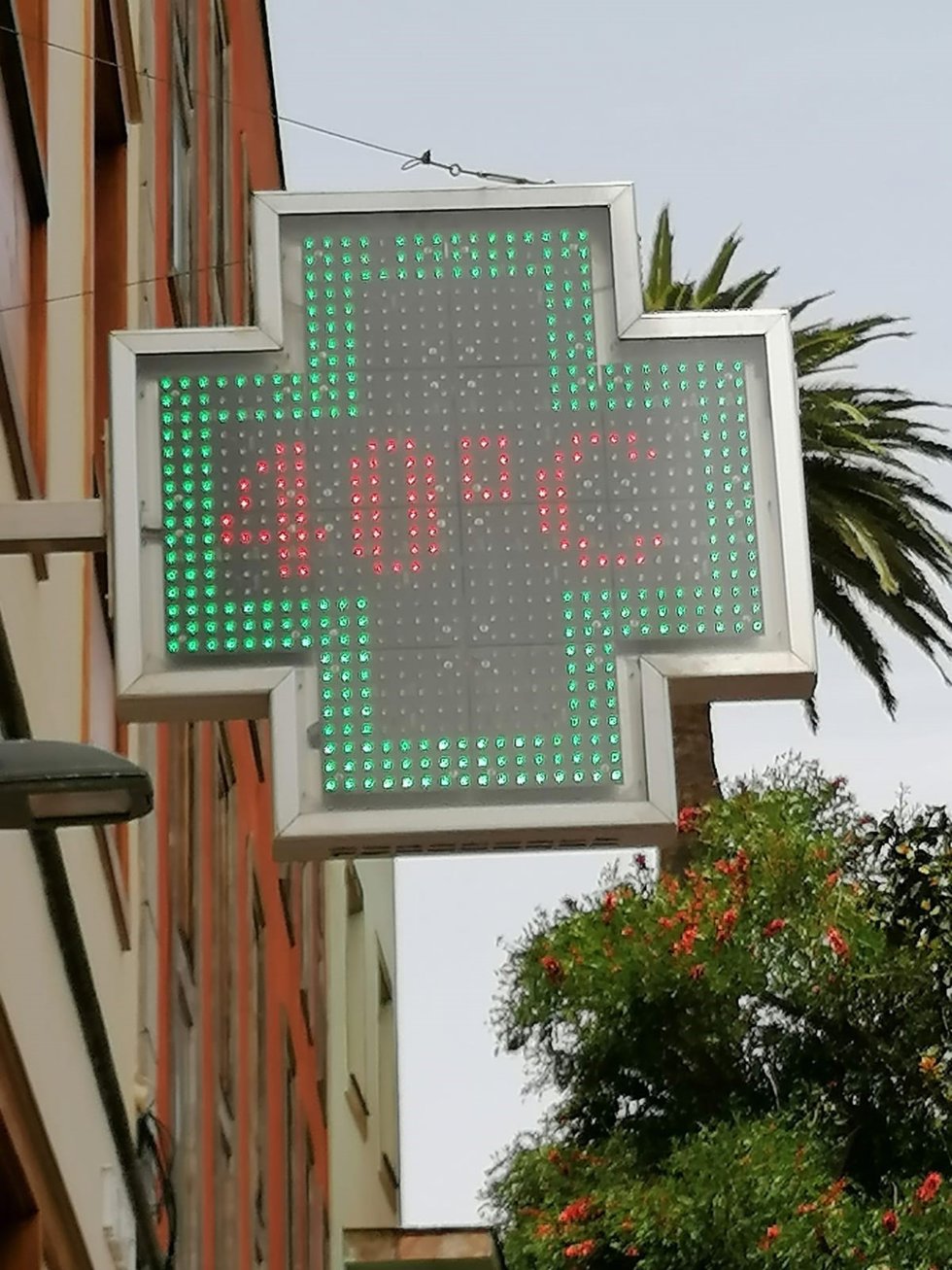 Archivo - Un termómetro de una farmacia en La Laguna marca 40 grados en el verano de 2021