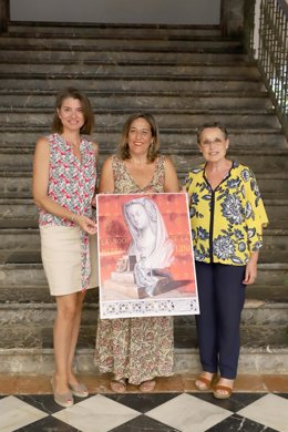 La delegada de Cultura de la Diputación de Córdoba, Salud Navajas (centro), junto al cartel de las XXIII Noches de la Media Luna de Aguilar de la Frontera.