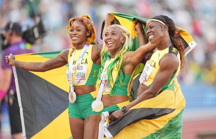 17 July 2022, US, Eugene: (L-R) Jamaica's Thompson-Herah (Bronze), Shelly-Ann Fraser-Pryce (Gold) and Shericka Jackson (Silver) pose for a photo after winning the Women's 100m Final on day three of the World Athletics Championships at Hayward Field, Uni