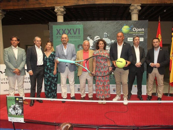 El presidente de la RFET, Miguel Díaz, y la directora del torneo, Virginia Ruano, en la presentación del Open Castilla y León Villa de El Espinar de tenis.