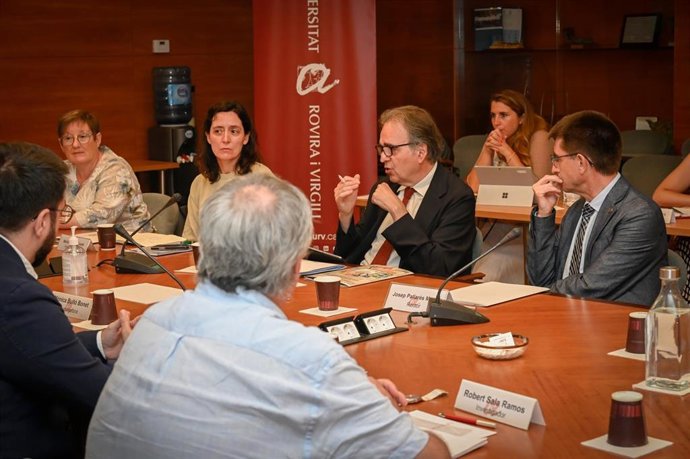 El ministro de Universidades del Gobierno, Joan Subirats, y el rector de la URV, Josep Pallars, durante el encuentro de este lunes