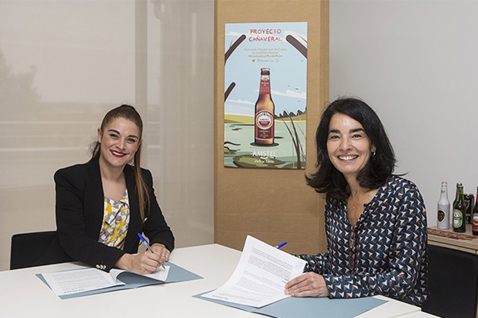 Archivo - A la izquierda, la consellera de Agricultura, Desarrollo Rural, Emergencia Climática y Transición Ecológica, Mireia Moll. A la derecha, la directora de Relaciones Corporativas y Sostenibilidad de HEINEKEN España, Carmen Ponce