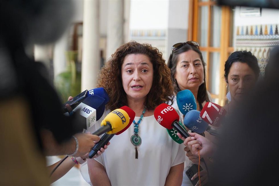 La portavoz parlamentaria de 'Por Andalucía', Inmaculada Nieto, en declaraciones a la prensa en el inicio de la ronda de consultas con los grupos parlamentarios previa a proponer un candidato a la sesión de investidura del presidente de la Junta a 18 de