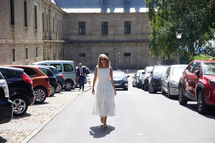 La vicepresidenta segunda, Yolanda Díaz, a su llegada a la 35 Edición de los Cursos de Verano Complutense (UCM) en el Real Centro Universitario Escorial-María Cristina, a 18 de julio de 2022, en San Lorenzo de El Escorial, Madrid (España).  