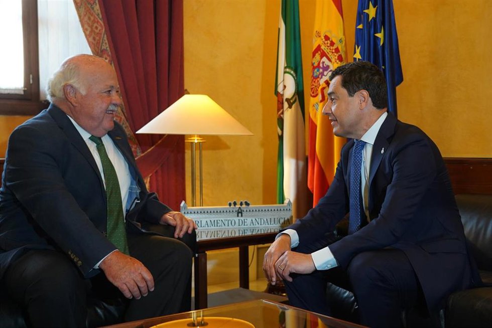 El presidente del Parlamento andaluz, Jesús Aguirre, recibe a el presidente del PP-A y de la Junta en funciones, Juanma Moreno, en el inicio de  la ronda de consultas con los grupos parlamentarios previa a proponer un candidato a la sesión de investidur