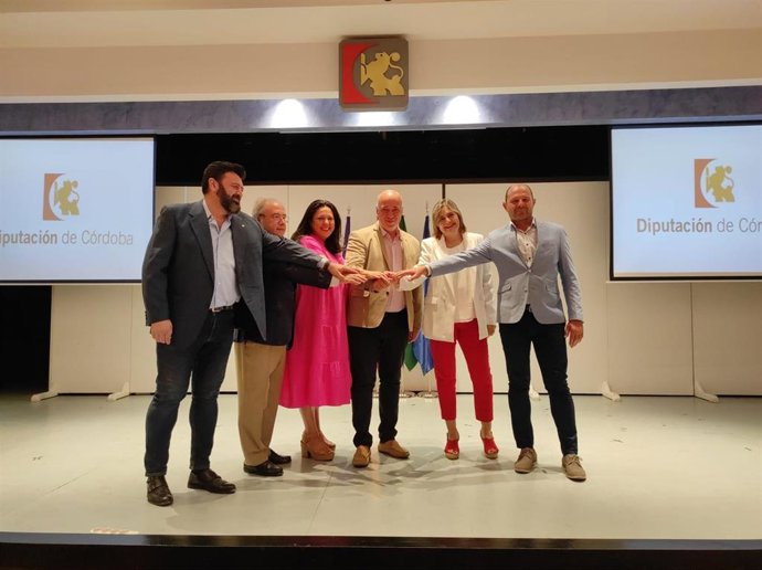 El presidente de la Diputación de Córdoba, Antonio Ruiz (centro), en la firma con UGT, CCOO y CECO.