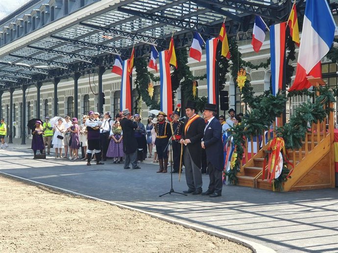 El consejero de Vertebración del Territorio del Gobierno de Aragón, José Luis Soro, y el alcalde de Canfranc, Fernando Sánchez, en la recreación de la apertura del paso ferroviario internacioinal que tuvo lugar en 1928.